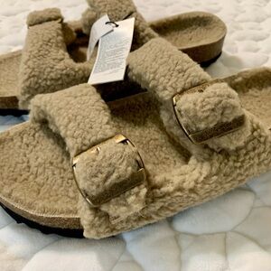 Cozy new with tags Gap Sherpa Sandals